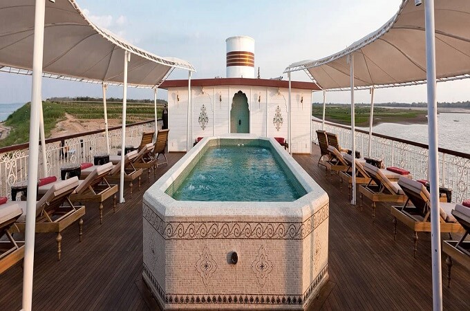 Piscine intégrée sur le bateau croisière Heritage Line Jahan Cruise