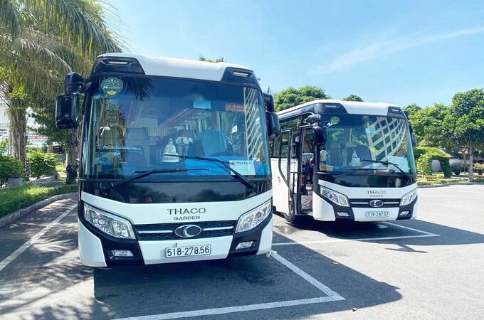 Bus de voyages pour se rendre au lac de Tri An