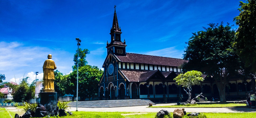 Eglise en bois à Kontum 
