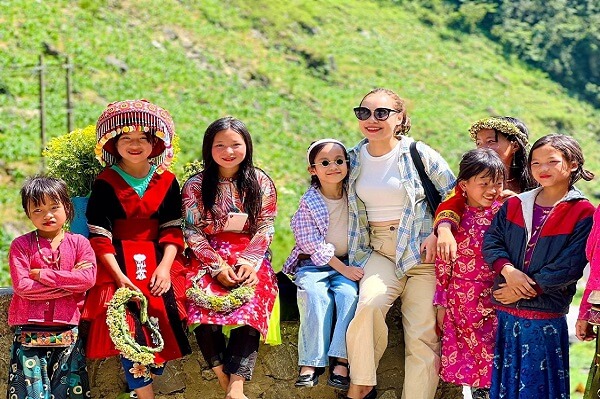 Les charmantes jeunes filles de Ha Giang font souvent des poses photo avec des touristes