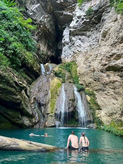 Se baigner au pied de la cascade.jpg