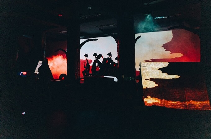 La technologie d'éclairage et les effets visuels 3D ont amélioré le réalisme du décor de la pièce