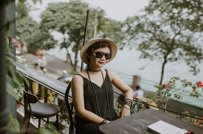 La vue imprenable depuis un balcon d'un coffee shop, lac de l'Ouest