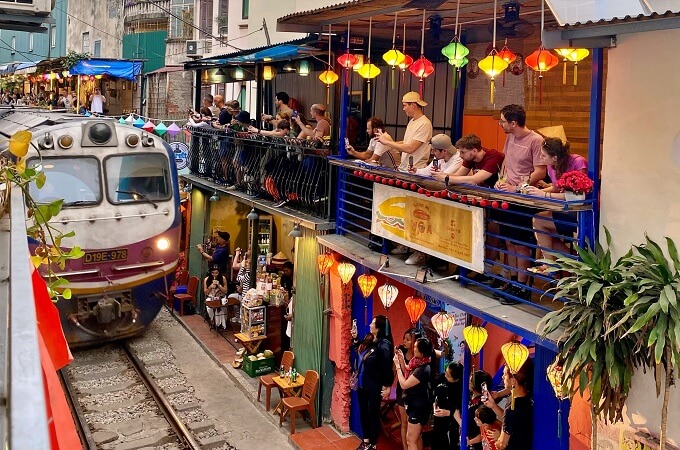 La rue des trains passants est un endroit insolite à Hanoi