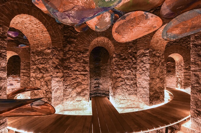 Un module en bois recyclé forme un chemin circulaire