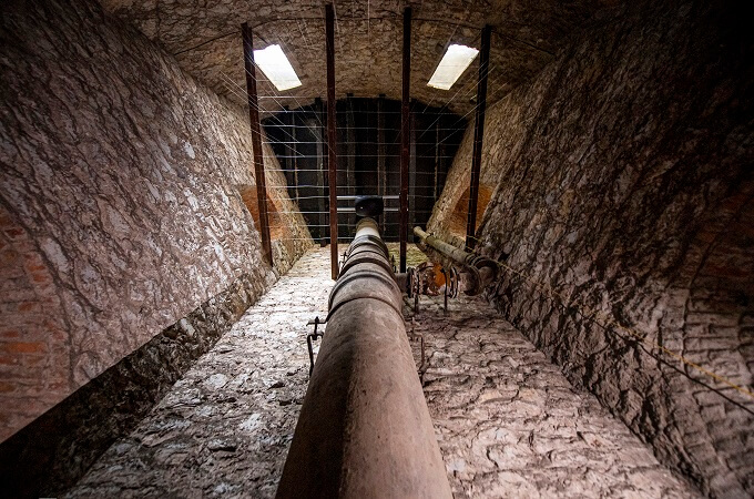Une conduite d'eau à l'intérieur de la tour