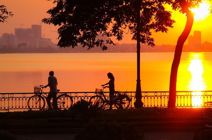 Le couché du soleil sur le lac de l'ouest est toujours un moment magique de la journée à Hanoi