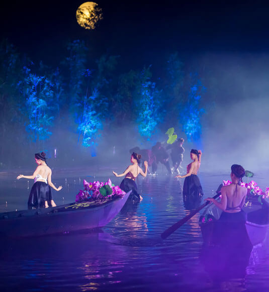 Charmantes jeunes femmes au bord de l’étang aux lotus