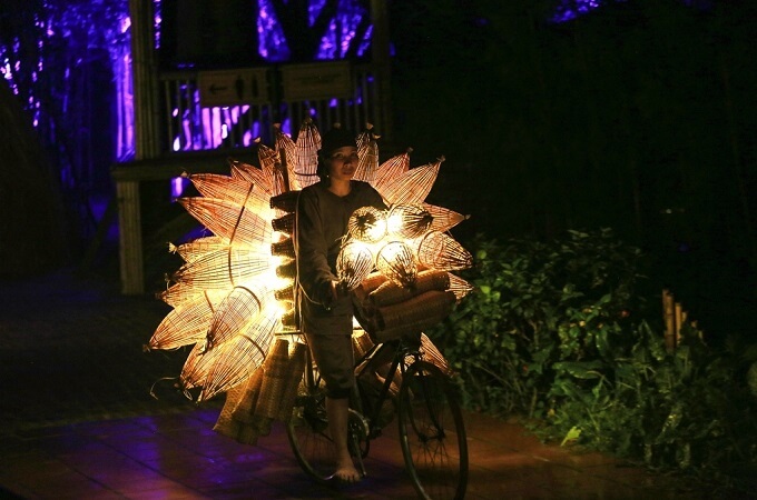 Des jeux folkloriques tels que la capture de chèvres avec les yeux bandés et Ô Ăn Quan auront également lieu à partir de l'après-midi