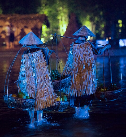 L’image d’agriculteurs allant travailler dans les champs