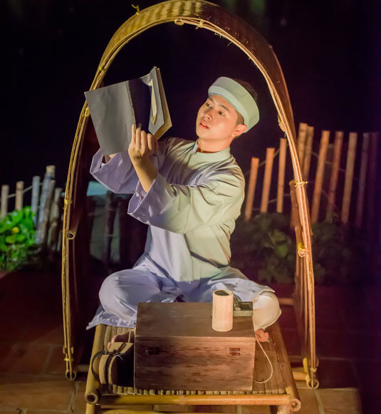 L’image des étudiants préparant leurs tentes et tapis pour passer à l’examen