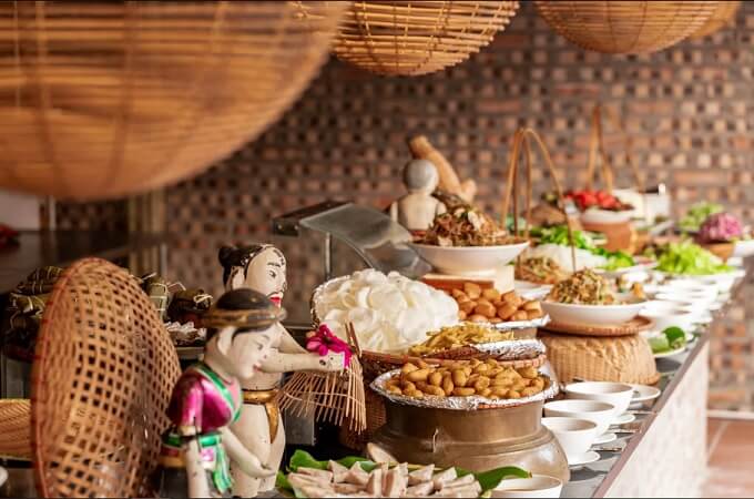 Les étals du marché vendent principalement des plats traditionnels à base de riz de campagne