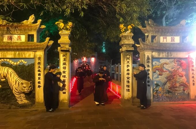 Rituel d'accueil des invités et d'offrande d'encens à la tour de stylo (Thap But)