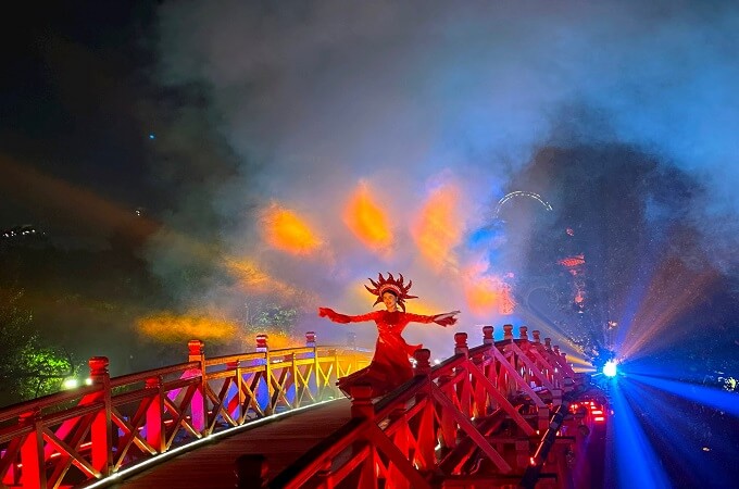 Spectacle de danse artistique sur le pont The Huc