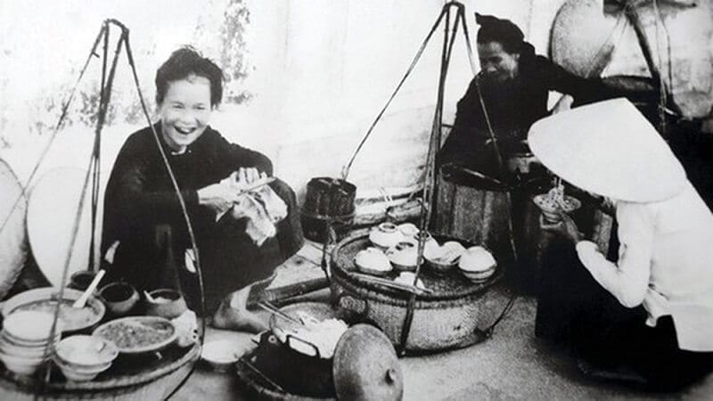 Marchand ambulant de soupe de nouilles pho dans la rue de Hanoi