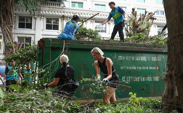 Nombreux voyageurs se sont donné la main pour nettoyer les arbres tombés