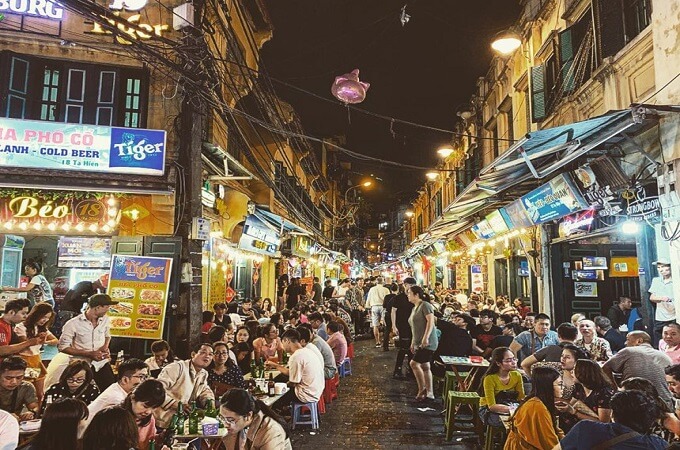La rue Ta Hien la nuit est une destination qui attire les jeunes