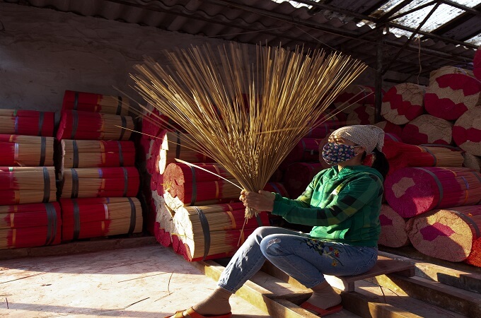 La fabrication des bâtonnets d'encens est méticuleuse, Quang Phu Cau