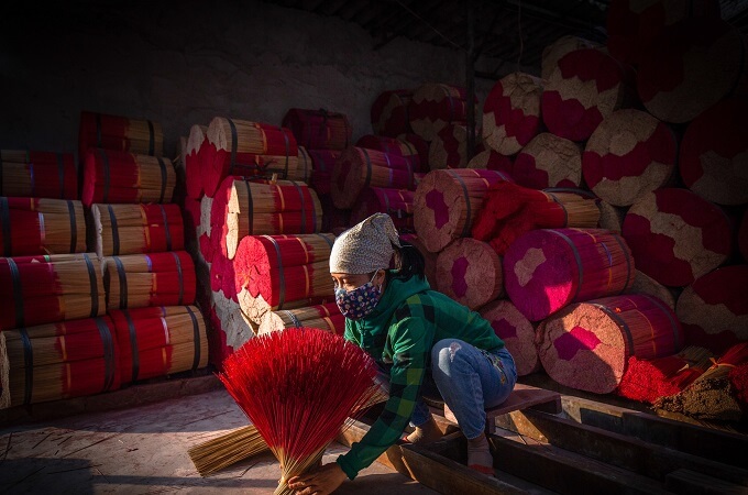 La particularité des bâtonnets est un encens jaune et rouge, Quang Phu Cau