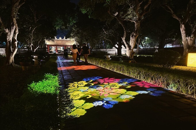 Le Temple de la Littérature devient plus romantique à la nuit tombée