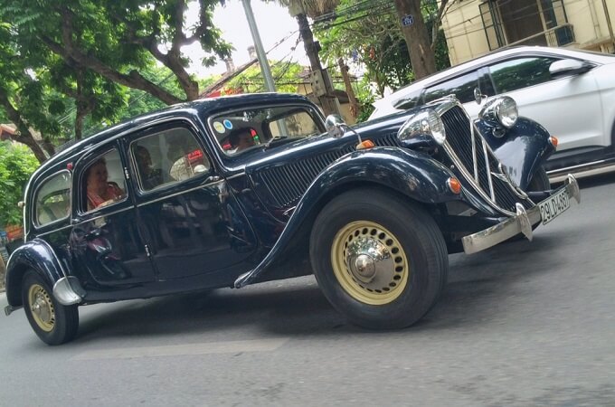 Visiter le vieux quartier de Hanoi en Citroën Traction Avant