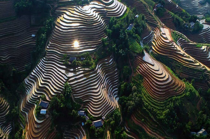Les miroirs d'eau géants de Hoang Su Phi