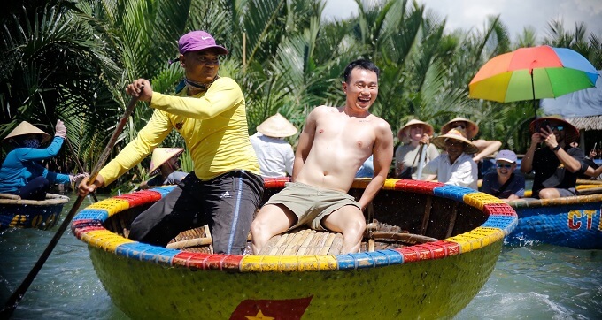 Bateau panier dans la forêt Bay Mau