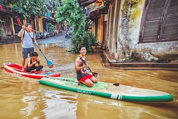 Certaines rues sont bloquées par les inondations