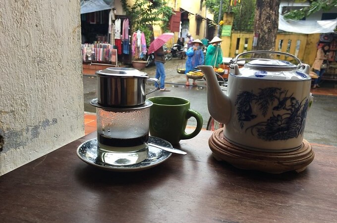 Le thé et café à Hoi An sont prêt en attendant la livraison des vélos