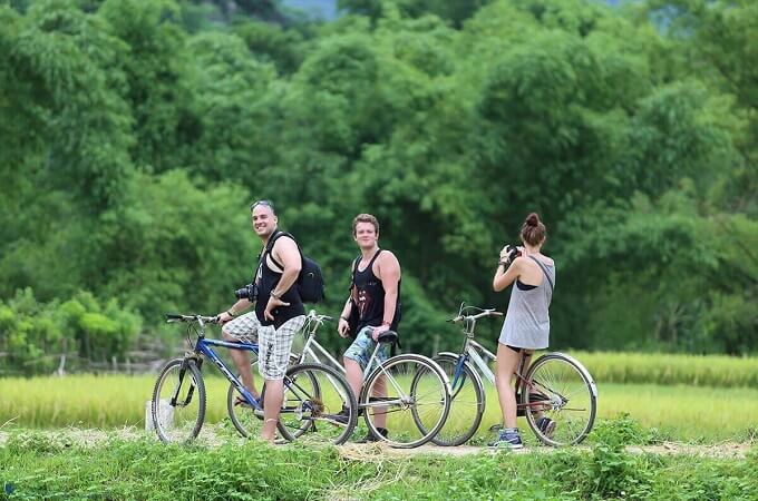 Partir à vélo en couple (tandem) pour une excursion vers les villages artisanaux