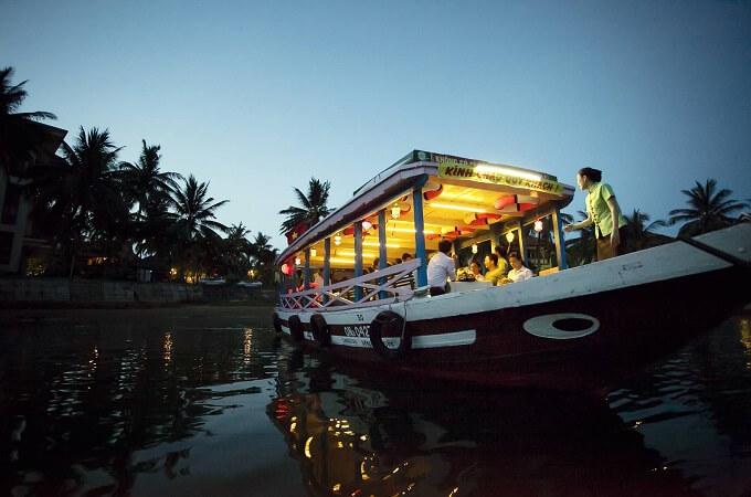 Balade en bateau tout au long de la rivière et lâcher des lanternes de fleurs, Hoi An