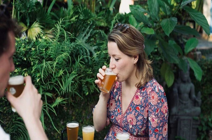La tradition animée du Bia Hoi dans un charmant restaurant au bord de la rivière, Hoi An