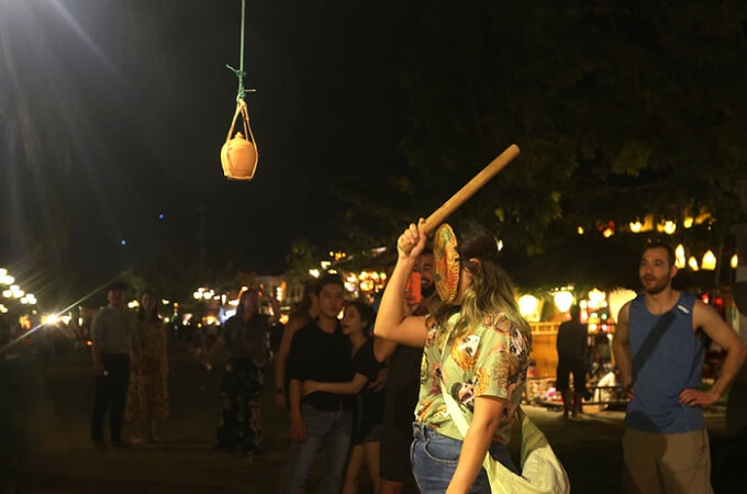 Participer au jeu traditionnel à Hoi An est une expérience amusante