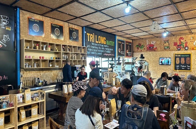Rendez-vous chez Tri Long Coffee, l'endroit idéal pour les adeptes, amoureux ou amateurs de café
