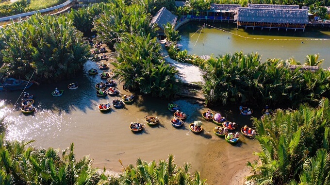 Excursion en bateau panier avec un batelier local