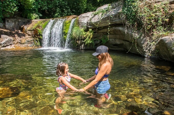 Rechargez de l'énergie sous l'eau fraîche, cascade Ồ Ồ