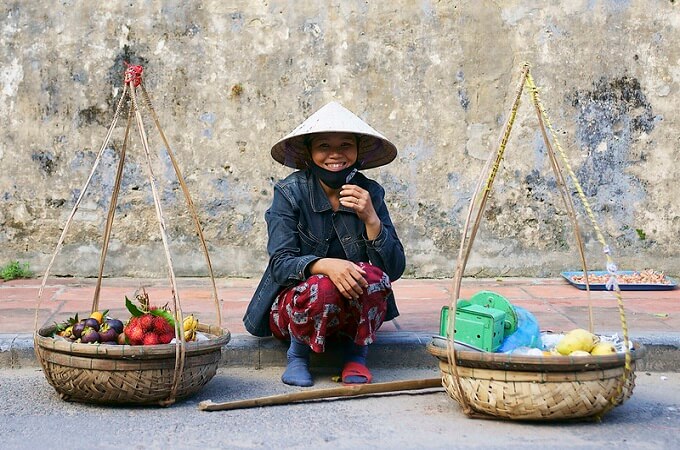 Vendeuse ambulante souriante, le charme irrésistible de la ville Hoian