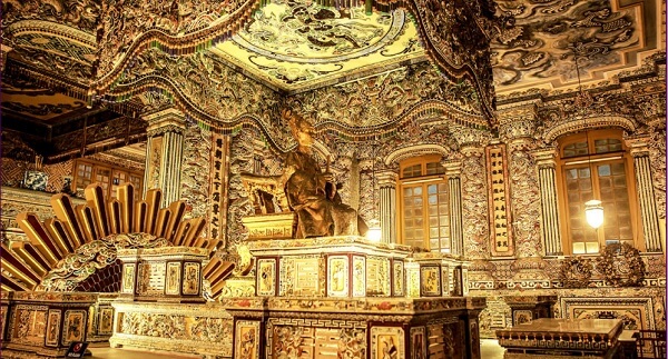 À l'intérieur de la salle de la tombe du roi Khai Dinh