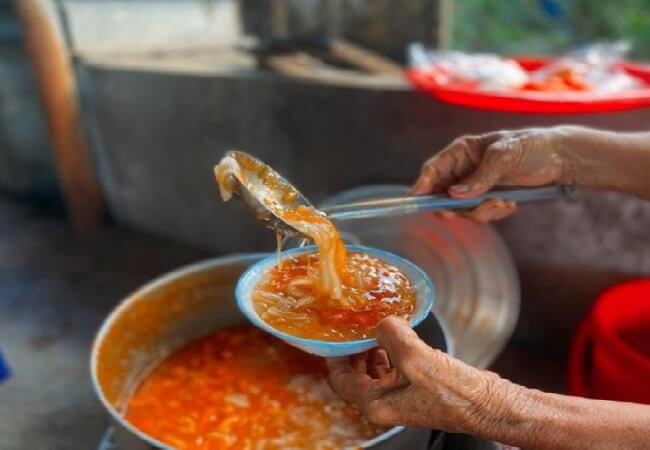 Le bouillon sucré de crevettes est un élément indispensable du plat