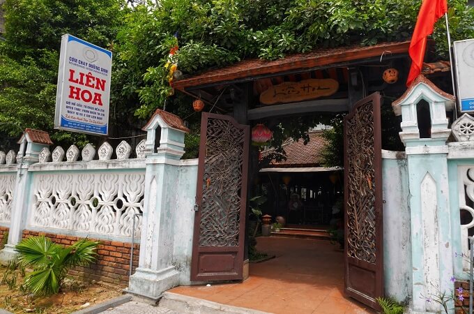 L’espace paisible du restaurant au milieu de Hue