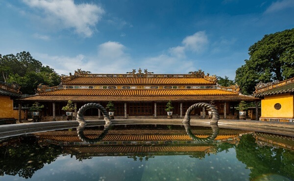 Palais Ngung Hy au sud-ouest du tombeau Dong Khanh