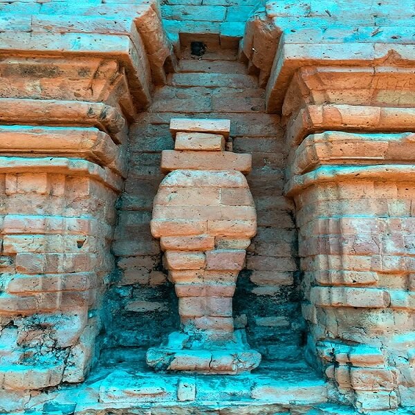 La tour Phu Dien conserve encore sa couleur de brique rose-rouge