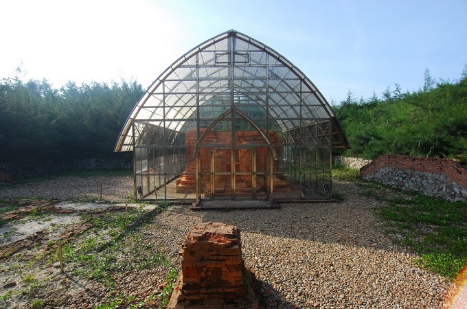 La tour Phu Dien est placée dans une structure de serre en verre