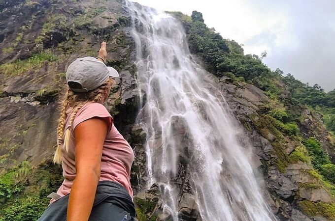 D'une hauteur de plus de 100 mètres, la cascade tombe verticalement, Thác Tác Tình