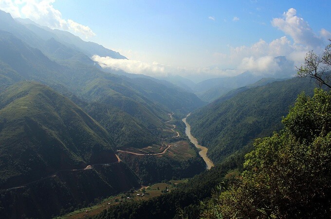 Le paysage des montagnes et des forêts de Muong Te est très beau