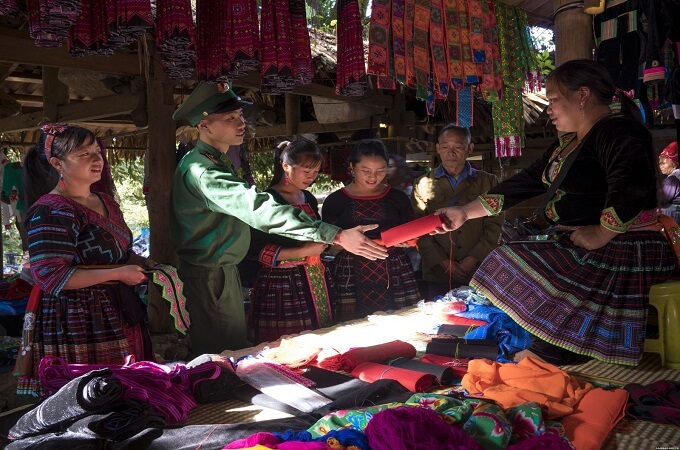 Le tissu est un produit populaire sur le marché Sin Suoi Ho