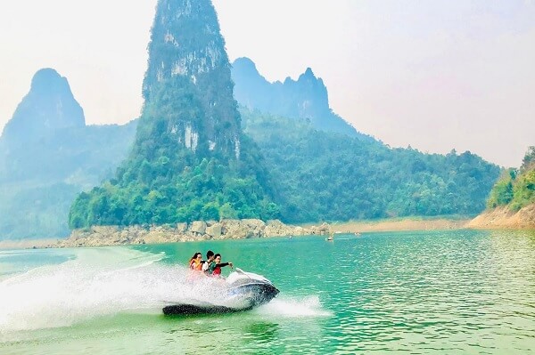 Jet ski à la baie Pa Khom