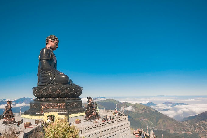 La majestueuse statue du Bouddha Amitabha sur le pic Fansipan