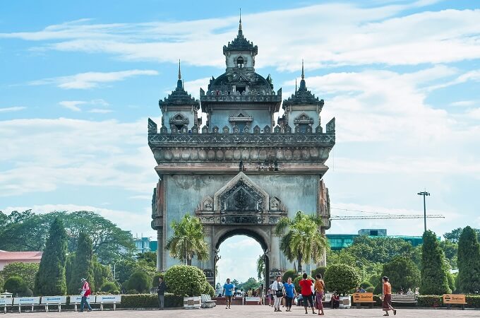 Patuxai est un monument de guerre massif et un arc de triomphe au centre de Vientiane