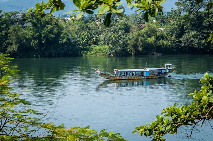 Ballade en bateau le long de la rivière aux parfums à Hue